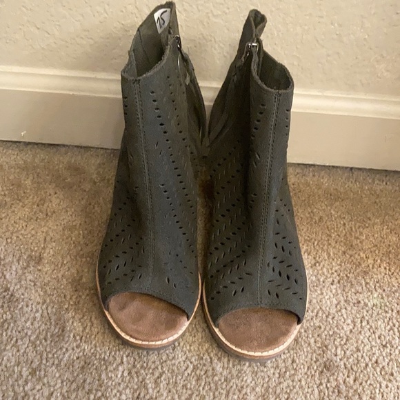 Tom’s heels - Picture 1 of 8
